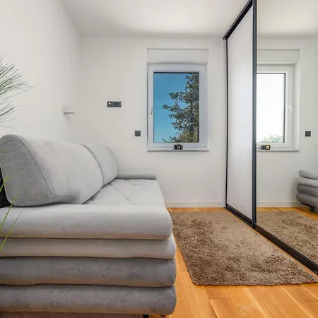 3 Bedroom Beautiful In Apartman Kozino