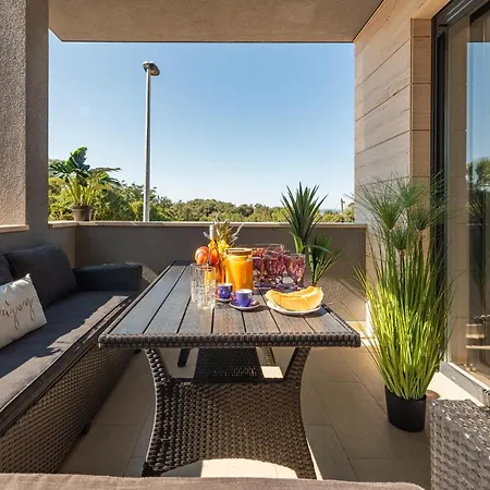 3 Bedroom Beautiful In Apartman Kozino