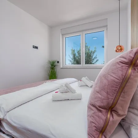 Апартаменты 3 Bedroom Beautiful In