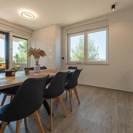 Апартаменты 3 Bedroom Beautiful In