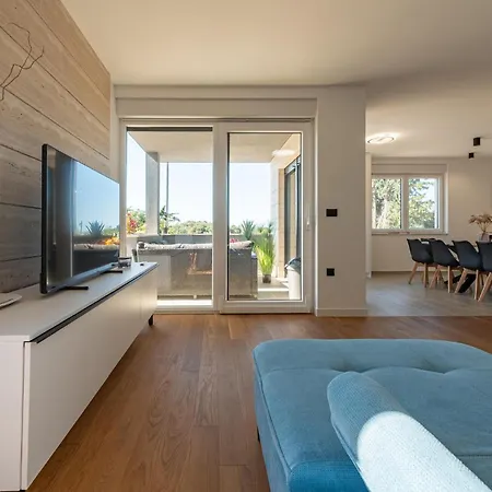 3 Bedroom Beautiful In Apartman Kozino