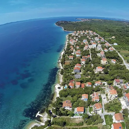 3 Bedroom Beautiful In Apartman Kozino