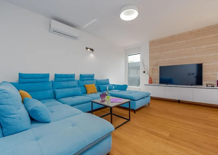 3 Bedroom Awesome In شقة