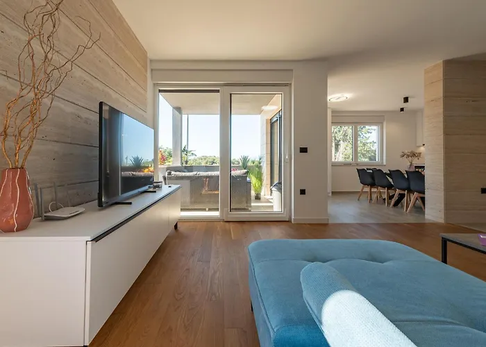 3 Bedroom Awesome In 아파트 Kožino