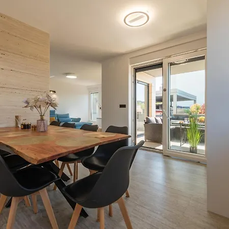 3 Bedroom Awesome In Apartment *