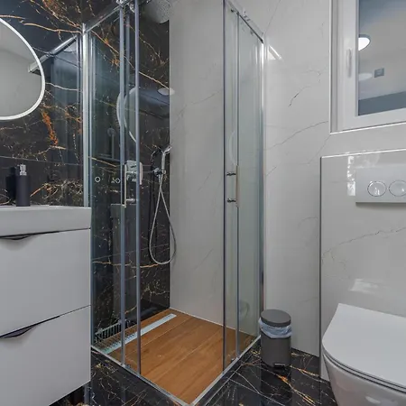 3 Bedroom Beautiful In Apartment Kozino