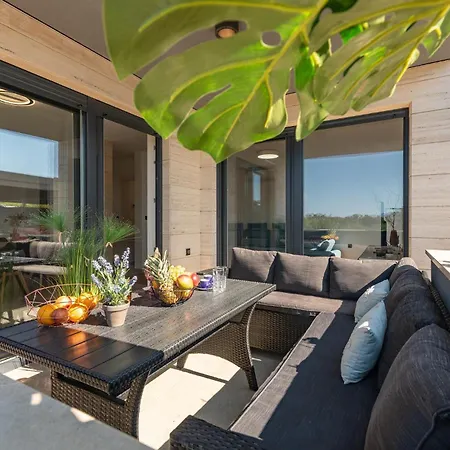 3 Bedroom Beautiful In Apartmán Kožino